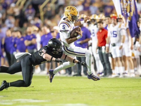 Jayden Daniels throws for 3 TDs runs for another score as No. 19